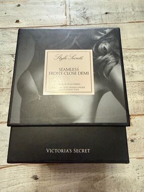 Victoria's Secret nude Seamless Front-Close Demi Bra Boxed Set